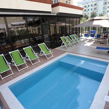 Alvin Comfort Hotel Kryemedhej Экстерьер фото