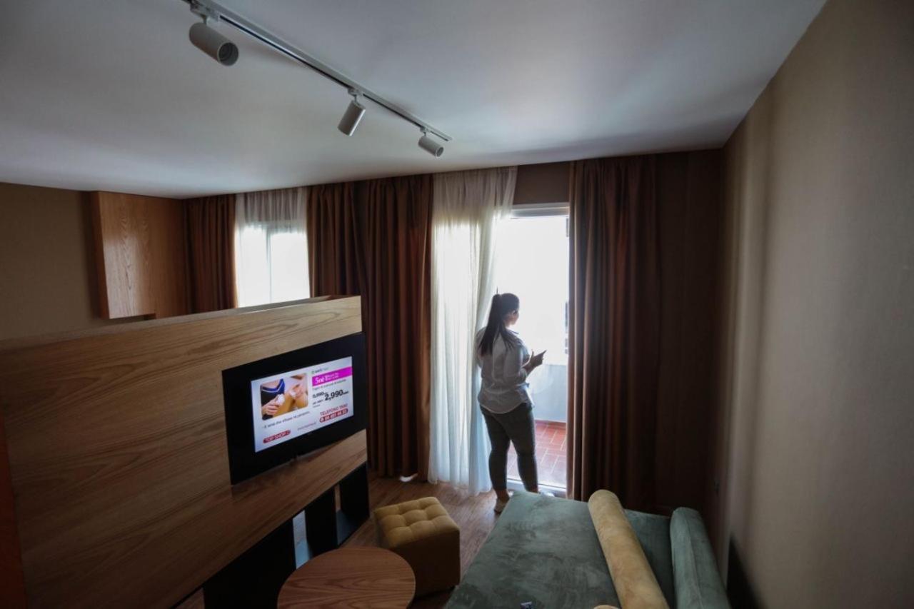 Alvin Comfort Hotel Kryemedhej Экстерьер фото